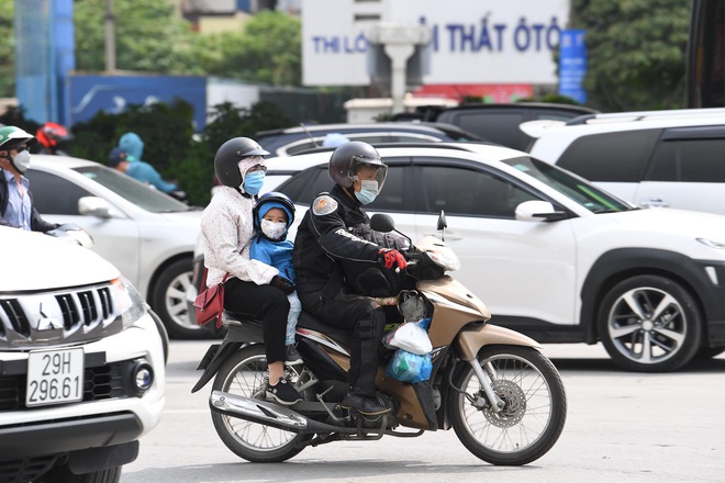 CẬP NHẬT: Hà Nội vẫn kẹt cứng xe tại nhiều tuyến đường trong ngày đầu tiên của kỳ nghỉ lễ - Ảnh 14.