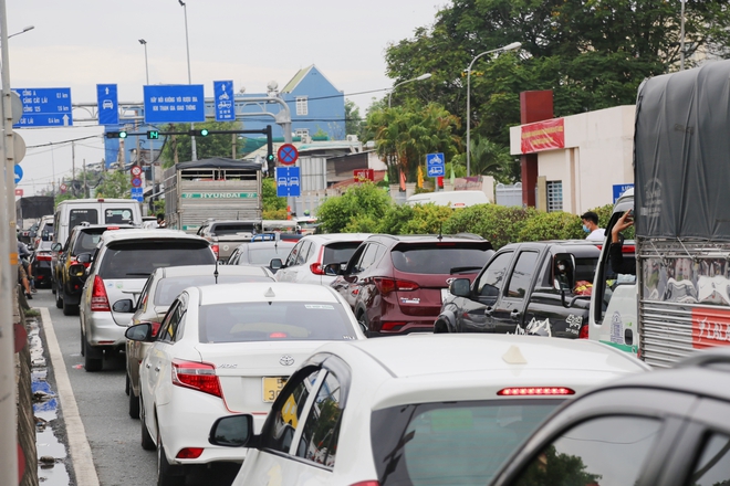 Đường đi Vũng Tàu ngay lúc này: Dòng xe kẹt cứng, tài xế xuống đường ăn bánh mì 2 tiếng vẫn chưa được di chuyển - Ảnh 14.