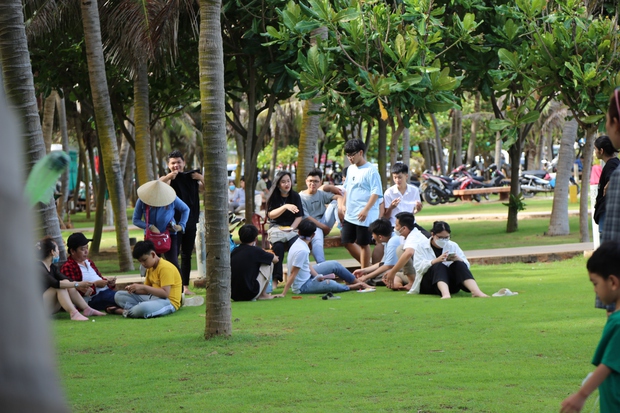 Vũng Tàu chiều 30/4: Người dân chen nhau chụp ảnh dọc đường lên ngọn hải đăng, ngồi vạ vật ở bãi cỏ chờ tắm biển - Ảnh 14.