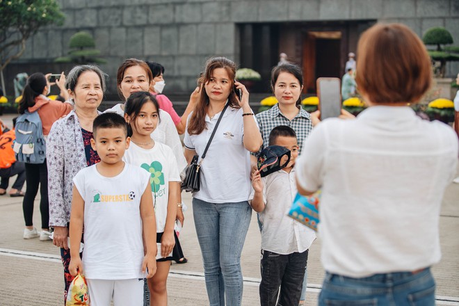 Người dân khắp nơi bồi hồi chứng kiến buổi lễ thượng cờ thiêng liêng tại Quảng trường Ba Đình sáng 30/4: Giây phút lá cờ tung bay, tôi rất xúc động - Ảnh 15.