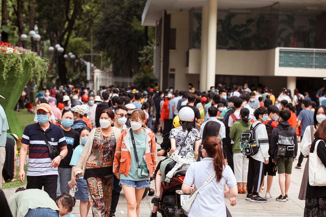 TP.HCM: Người dân xếp hàng dài, kiên nhẫn chờ đợi vào tham quan Dinh Độc Lập ngày 30/4 - Ảnh 15.