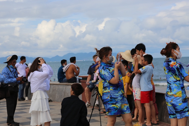 Vũng Tàu chiều 30/4: Người dân chen nhau chụp ảnh dọc đường lên ngọn hải đăng, ngồi vạ vật ở bãi cỏ chờ tắm biển - Ảnh 15.
