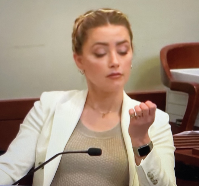 Clip 2 million views: Amber Heard rolled her eyes and played with her nails as she was diagnosed with two mental disorders by a doctor - photo 4.