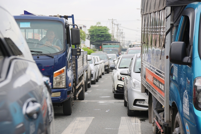 Đường đi Vũng Tàu ngay lúc này: Dòng xe kẹt cứng, tài xế xuống đường ăn bánh mì 2 tiếng vẫn chưa được di chuyển - Ảnh 3.