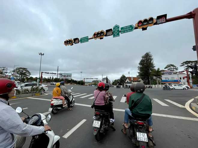 The opposite scene in Da Lat on this year's holiday: the downtown area is empty and the outskirts are crowded - photo 3.