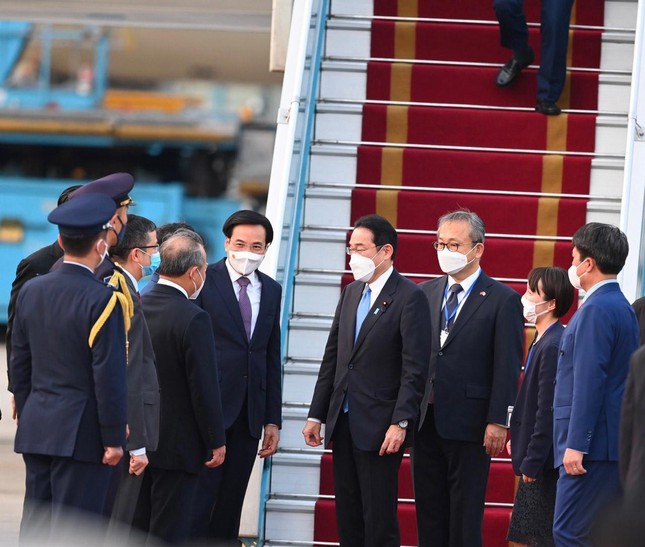   The Japanese Prime Minister alighted at Noi Bai airport, starting an official visit to Vietnam - Photo 2.