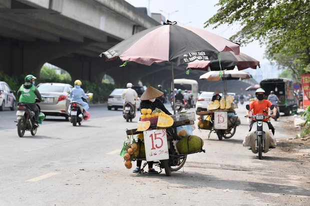 CẬP NHẬT: Hà Nội vẫn kẹt cứng xe tại nhiều tuyến đường trong ngày đầu tiên của kỳ nghỉ lễ - Ảnh 23.