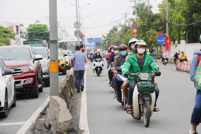 Đường đi Vũng Tàu ngay lúc này: Dòng xe kẹt cứng, tài xế xuống đường ăn bánh mì 2 tiếng vẫn chưa được di chuyển - Ảnh 24.