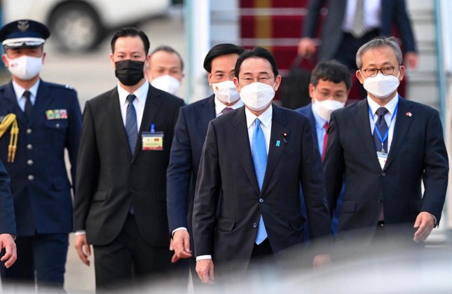  Thủ tướng Nhật Bản xuống sân bay Nội Bài, bắt đầu thăm chính thức Việt Nam  - Ảnh 3.