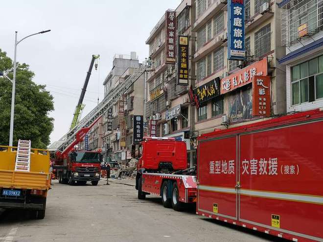 Clip: Khoảnh khắc tòa nhà 6 tầng tại Trung Quốc bất ngờ đổ sập giữa ban ngày, khói bụi mù mịt khiến nhiều người sợ hãi - Ảnh 5.