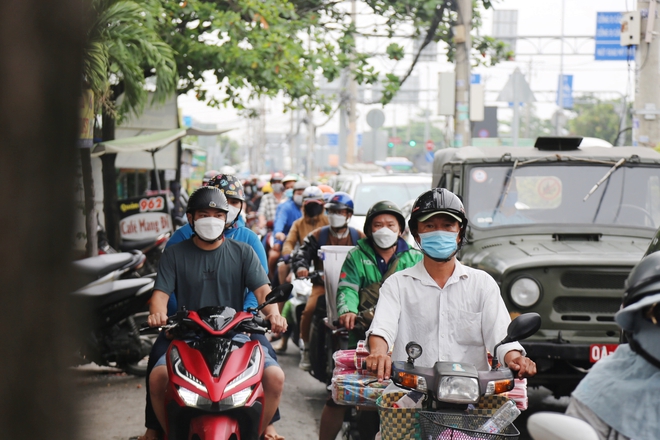 Đường đi Vũng Tàu ngay lúc này: Dòng xe kẹt cứng, tài xế xuống đường ăn bánh mì 2 tiếng vẫn chưa được di chuyển - Ảnh 5.