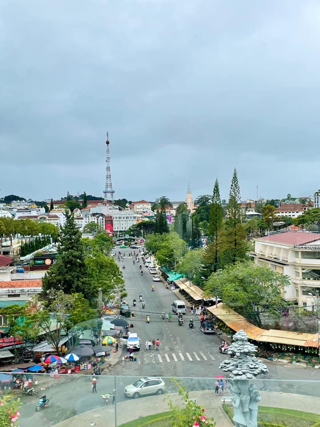 Cảnh tượng trái ngược ở Đà Lạt vào dịp lễ năm nay: Trung tâm thành phố vắng tanh còn khu vực lân cận lại đông nghịt - Ảnh 5.