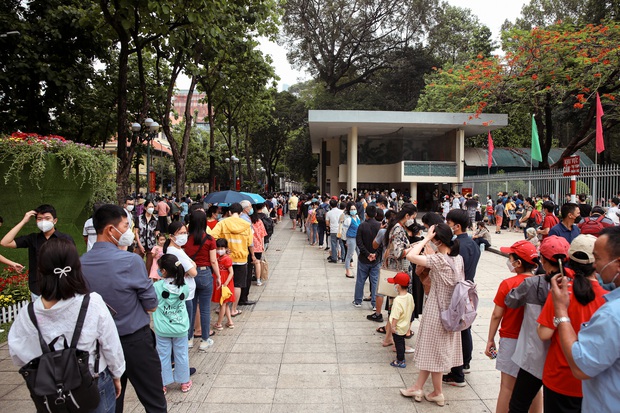 TP.HCM: Người dân xếp hàng dài, kiên nhẫn chờ đợi vào tham quan Dinh Độc Lập ngày 30/4 - Ảnh 6.