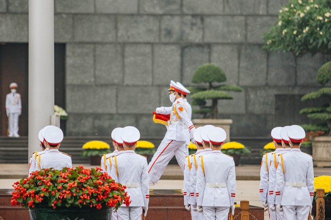 Người dân khắp nơi bồi hồi chứng kiến buổi lễ thượng cờ thiêng liêng tại Quảng trường Ba Đình sáng 30/4: Giây phút lá cờ tung bay, tôi rất xúc động - Ảnh 9.