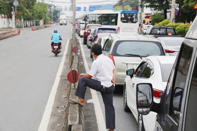 Đường đi Vũng Tàu ngay lúc này: Dòng xe kẹt cứng, tài xế xuống đường ăn bánh mì 2 tiếng vẫn chưa được di chuyển - Ảnh 9.