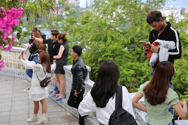 Vũng Tàu chiều 30/4: Người dân chen nhau chụp ảnh dọc đường lên ngọn hải đăng, ngồi vạ vật ở bãi cỏ chờ tắm biển - Ảnh 10.