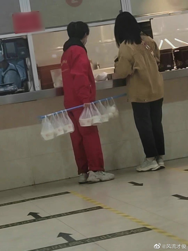 Young people going to buy food have to hang bags on sticks, ask questions to understand how messy student life is - Photo 1. Young people going to buy food have to hang bags on sticks, ask questions to understand how messy student life is - Photo 1.