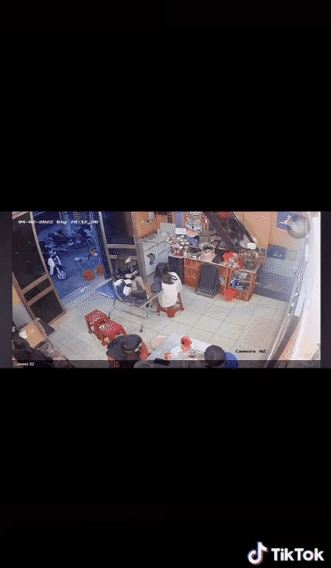 Nữ nhân viên vì một phút bất cẩn mà gặp tai nạn nhớ đời, cái kết cuối video mới khiến dân mạng bàn tán xôn xao - Ảnh 3. Nữ nhân viên vì một phút bất cẩn mà gặp tai nạn nhớ đời, cái kết cuối video mới khiến dân mạng bàn tán xôn xao - Ảnh 3.