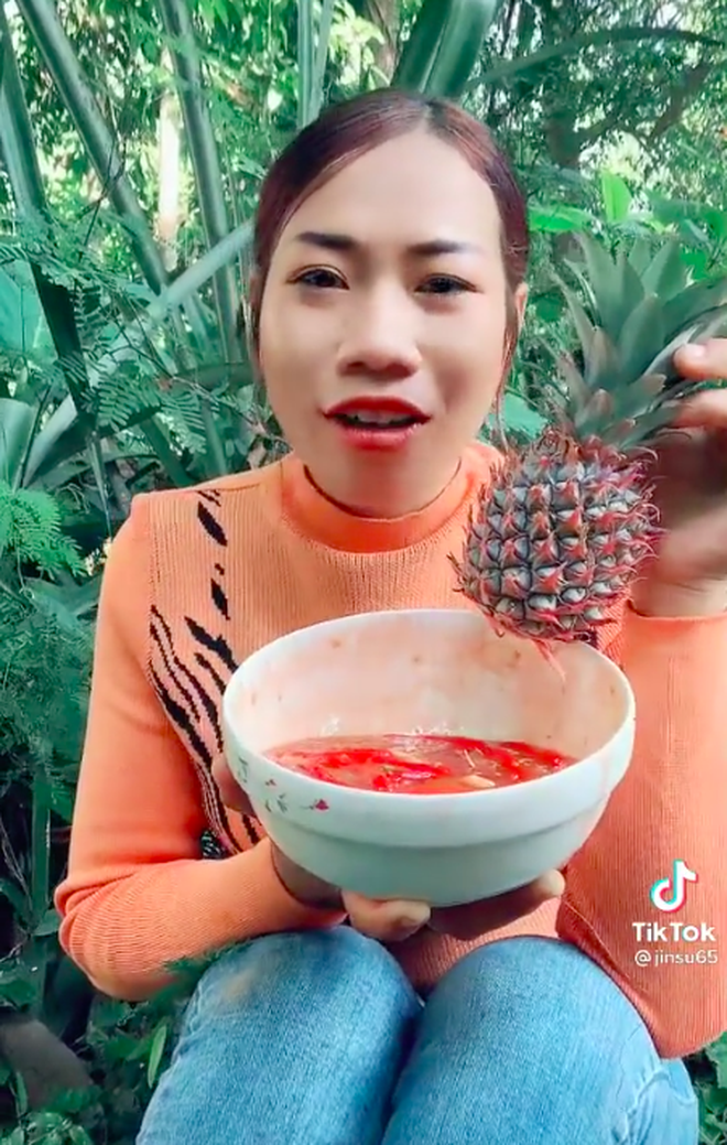 Màn mukbang “huỷ diệt dạ dày” khiến người xem ớn lạnh: Trái dứa chưa gọt vỏ “đâm thẳng” vào họng - Ảnh 1.