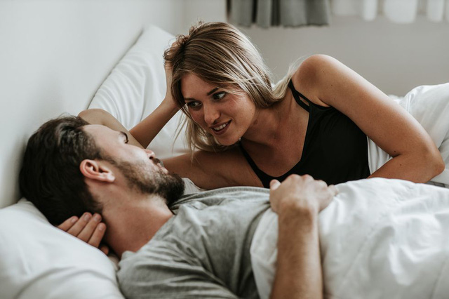 Các cặp vợ chồng nên quan hệ tình dục bao lâu một lần? - Ảnh 2.