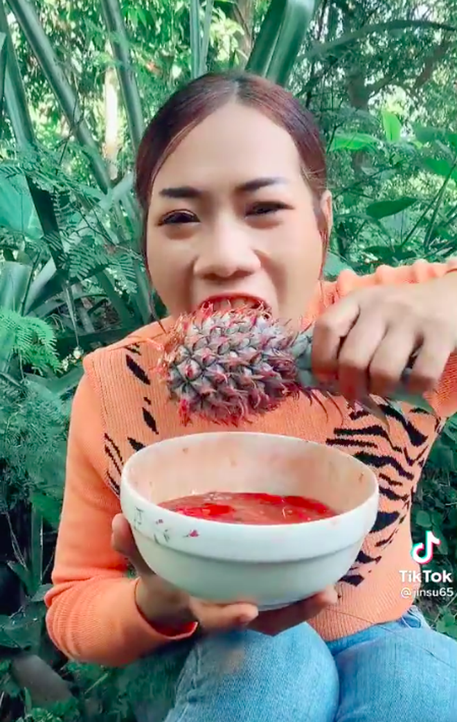 Màn mukbang “huỷ diệt dạ dày” khiến người xem ớn lạnh: Trái dứa chưa gọt vỏ “đâm thẳng” vào họng - Ảnh 4.