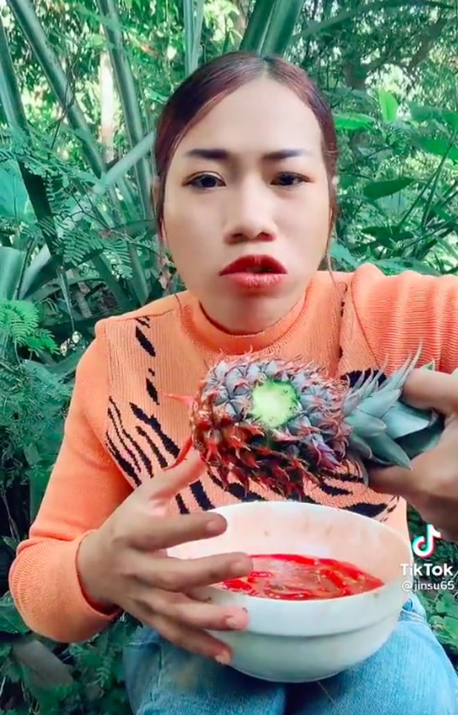 Màn mukbang “huỷ diệt dạ dày” khiến người xem ớn lạnh: Trái dứa chưa gọt vỏ “đâm thẳng” vào họng - Ảnh 5.