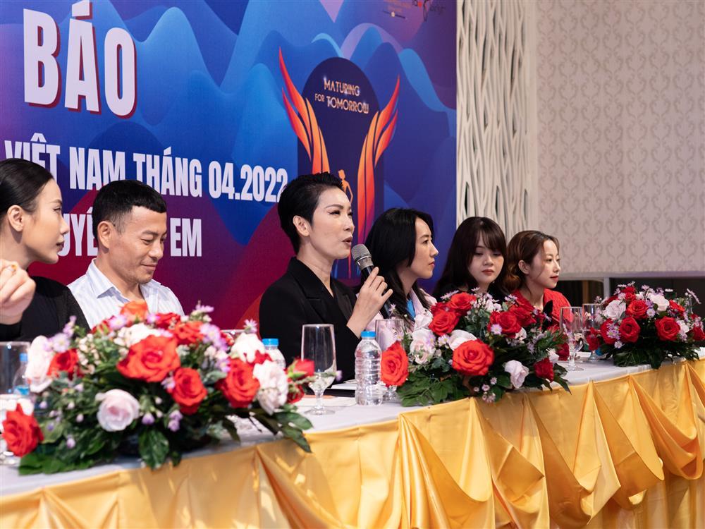 Khánh Vân đọ sắc cùng Xuân Lan - Ảnh 6. Khánh Vân đọ sắc cùng Xuân Lan - Ảnh 6.