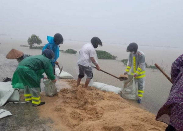 Unusual floods made 4 people dead and missing, 2,300 billion VND in damage - Photo 1.