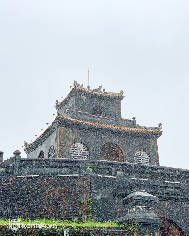 Tình trạng du lịch Huế - Đà Nẵng mấy ngày qua: Du khách “khóc thét” vì thời tiết  - Ảnh 2.