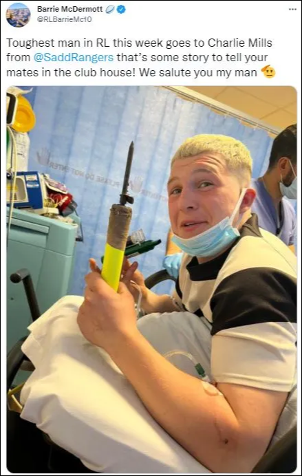 Kinh dị VĐV bị cột cờ đâm thủng đầu gối, nhưng thần thái tưng tửng của anh chàng còn đáng chú ý hơn - Ảnh 1. Kinh dị VĐV bị cột cờ đâm thủng đầu gối, nhưng thần thái tưng tửng của anh chàng còn đáng chú ý hơn - Ảnh 1.