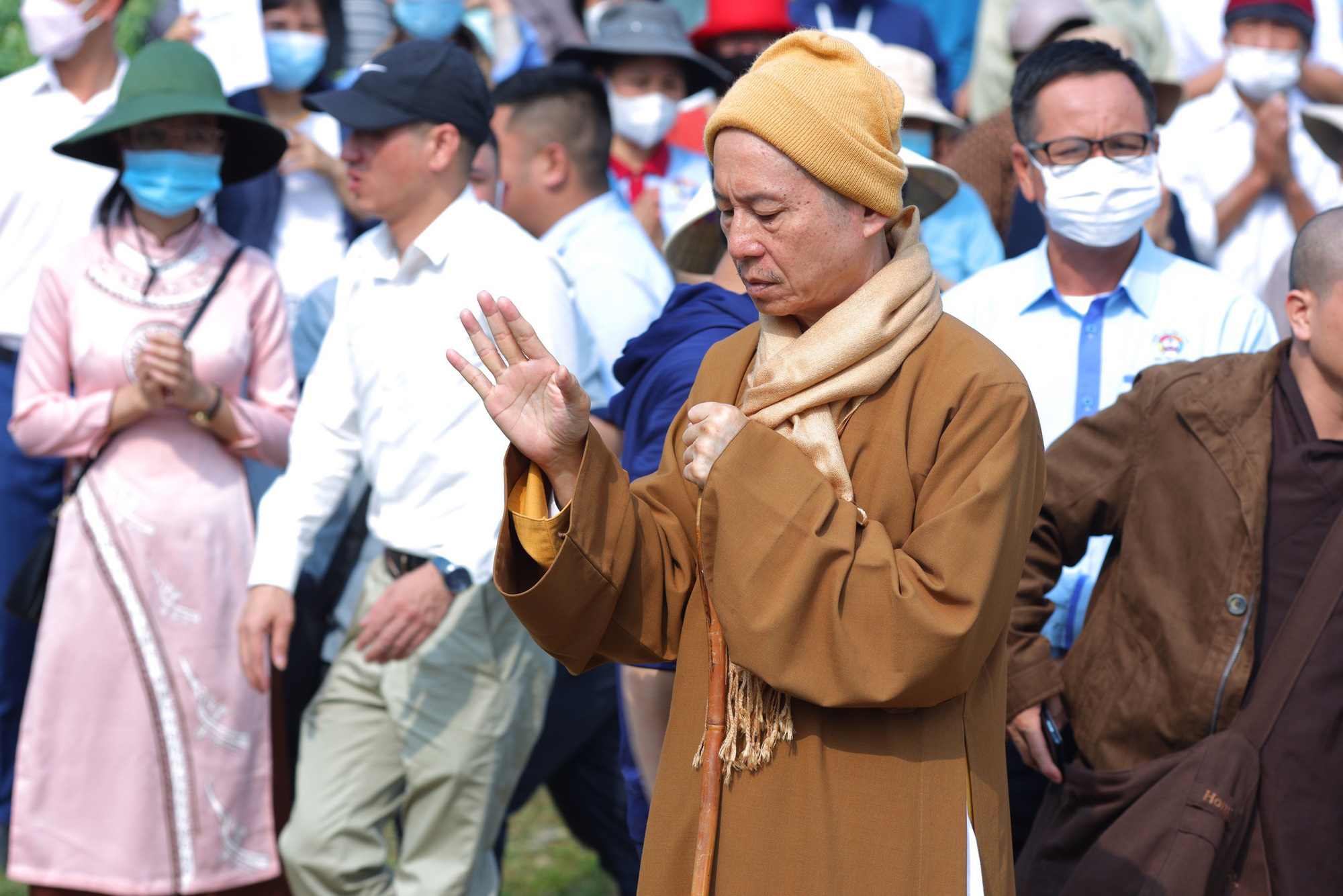 Ảnh: Hàng trăm phật tử và người dân xuống sông Lam phóng sinh 14 tấn cá - Ảnh 4.