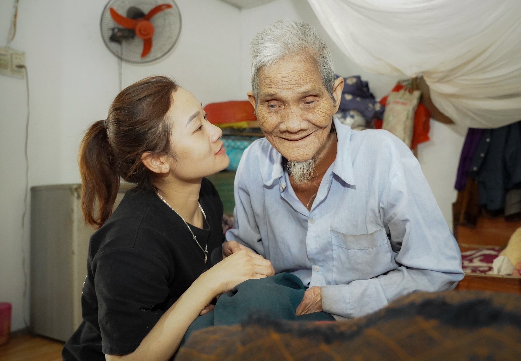 Cảm phục cuộc sống của ông điếc, bà mù ở Hà Nội - yêu thương chiều chuộng tuổi xế chiều - Ảnh 8.