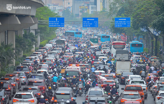 Ảnh: Nhiều tuyến đường Hà Nội ùn tắc ngày đầu học sinh lớp 1 - 6 đến trường - Ảnh 1.