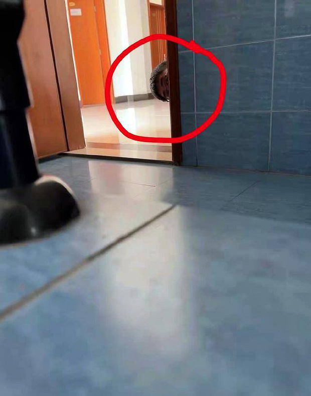 While going to the bathroom, I felt like I was being secretly filmed, the female student took the phone to take a picture of the whole thing - Photo 2.