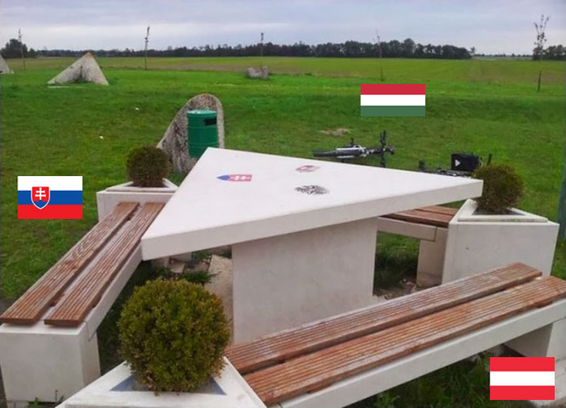 Biên giới giữa các quốc gia trông sẽ ra sao qua ảnh chụp thực tế: Xem đến địa điểm cuối cùng mà ai cũng ngỡ ngàng - Ảnh 2.