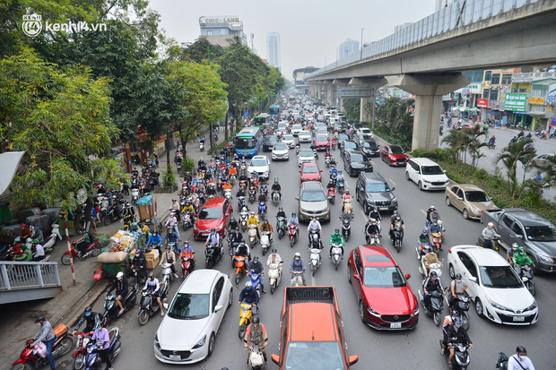 Ảnh: Nhiều tuyến đường Hà Nội ùn tắc ngày đầu học sinh lớp 1 - 6 đến trường - Ảnh 3.