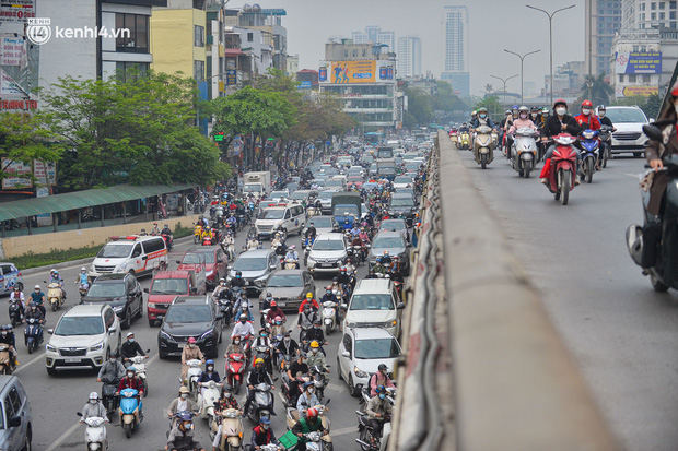 Ảnh: Nhiều tuyến đường Hà Nội ùn tắc ngày đầu học sinh lớp 1 - 6 đến trường - Ảnh 7.