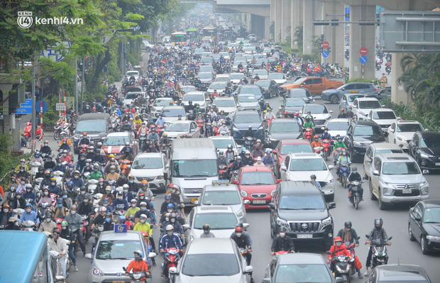 Ảnh: Nhiều tuyến đường Hà Nội ùn tắc ngày đầu học sinh lớp 1 - 6 đến trường - Ảnh 9.