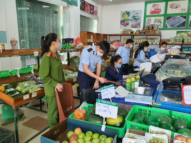  Cơ sở kinh doanh thực phẩm Xanh Mart Vinh bán hàng hóa quá hạn sử dụng  - Ảnh 1.