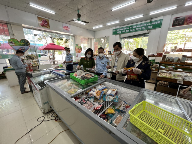  Cơ sở kinh doanh thực phẩm Xanh Mart Vinh bán hàng hóa quá hạn sử dụng  - Ảnh 2.