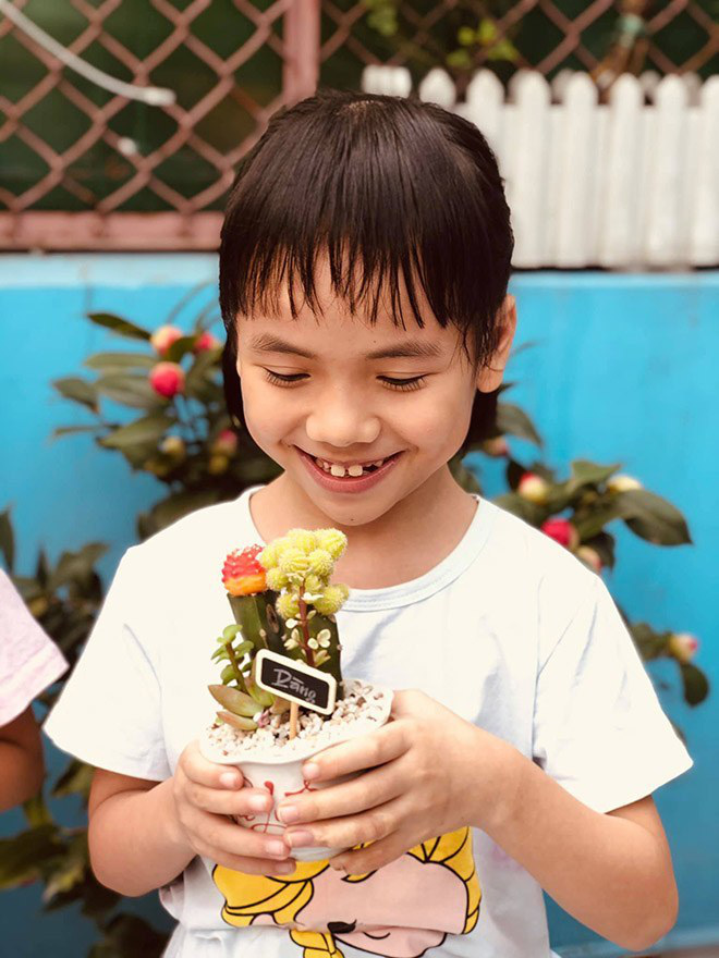 Em bé Mường Lát bị liệt 2 chân và sự thay đổi kỳ diệu sau 5 năm được nhận nuôi - Ảnh 3.