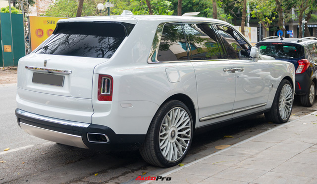 Đại gia Hà Nội chi hàng trăm triệu để độ mâm cho Rolls-Royce Cullinan giá hơn 40 tỷ đồng - Ảnh 4.