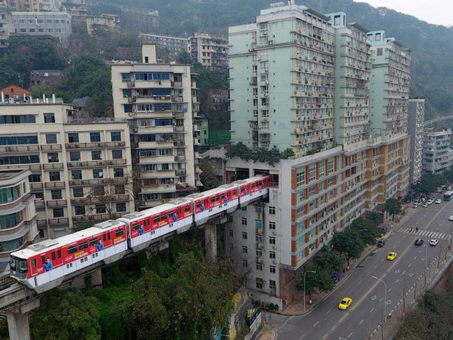 Clip: Những cú sốc khi đến Trùng Khánh, bấm thang máy lên tầng 15 mở ra là mặt đường, thành phố ma trận không dành cho những kẻ mù đường - Ảnh 7.