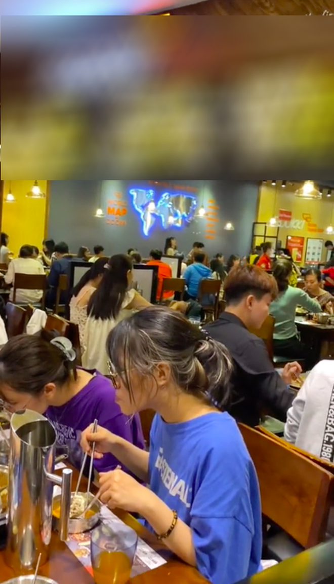 Xỉu ngang trước cảnh xếp hàng dài chờ ăn buffet tokbokki ở Sài Gòn ngày cuối tuần, dân mạng tranh cãi: Gặp mình là đi chỗ khác liền - Ảnh 1.