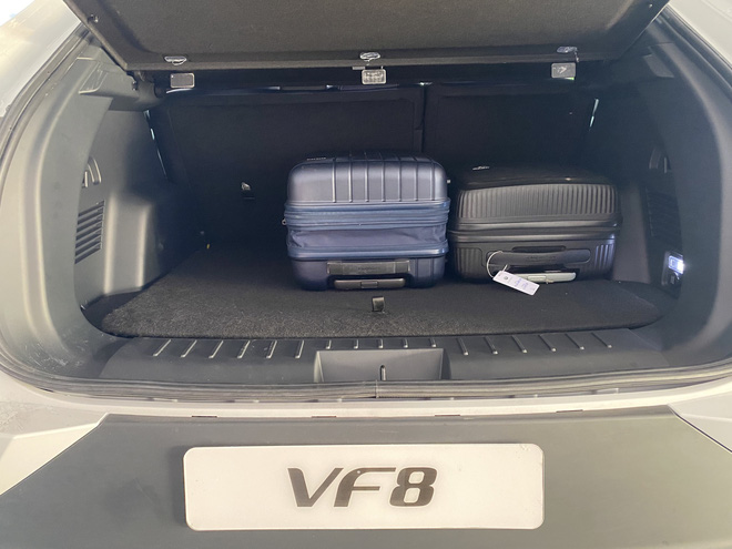 Dùng thử cốp trước của VinFast VF8: Đựng được nguyên chiếc vali, không vô dụng như nhiều người lầm tưởng - Ảnh 3.