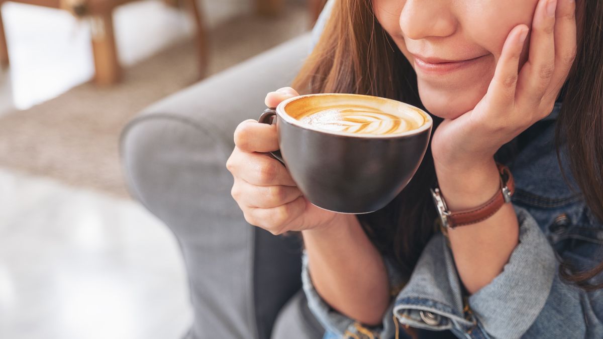 Uống bao nhiêu cà phê là nhiều? Triệu chứng cho thấy bạn đã tiêu thụ quá nhiều caffeine - Ảnh 4. Uống bao nhiêu cà phê là nhiều? Triệu chứng cho thấy bạn đã tiêu thụ quá nhiều caffeine - Ảnh 4.