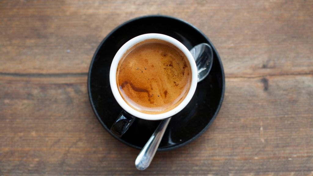 Uống bao nhiêu cà phê là nhiều? Triệu chứng cho thấy bạn đã tiêu thụ quá nhiều caffeine - Ảnh 2. Uống bao nhiêu cà phê là nhiều? Triệu chứng cho thấy bạn đã tiêu thụ quá nhiều caffeine - Ảnh 2.