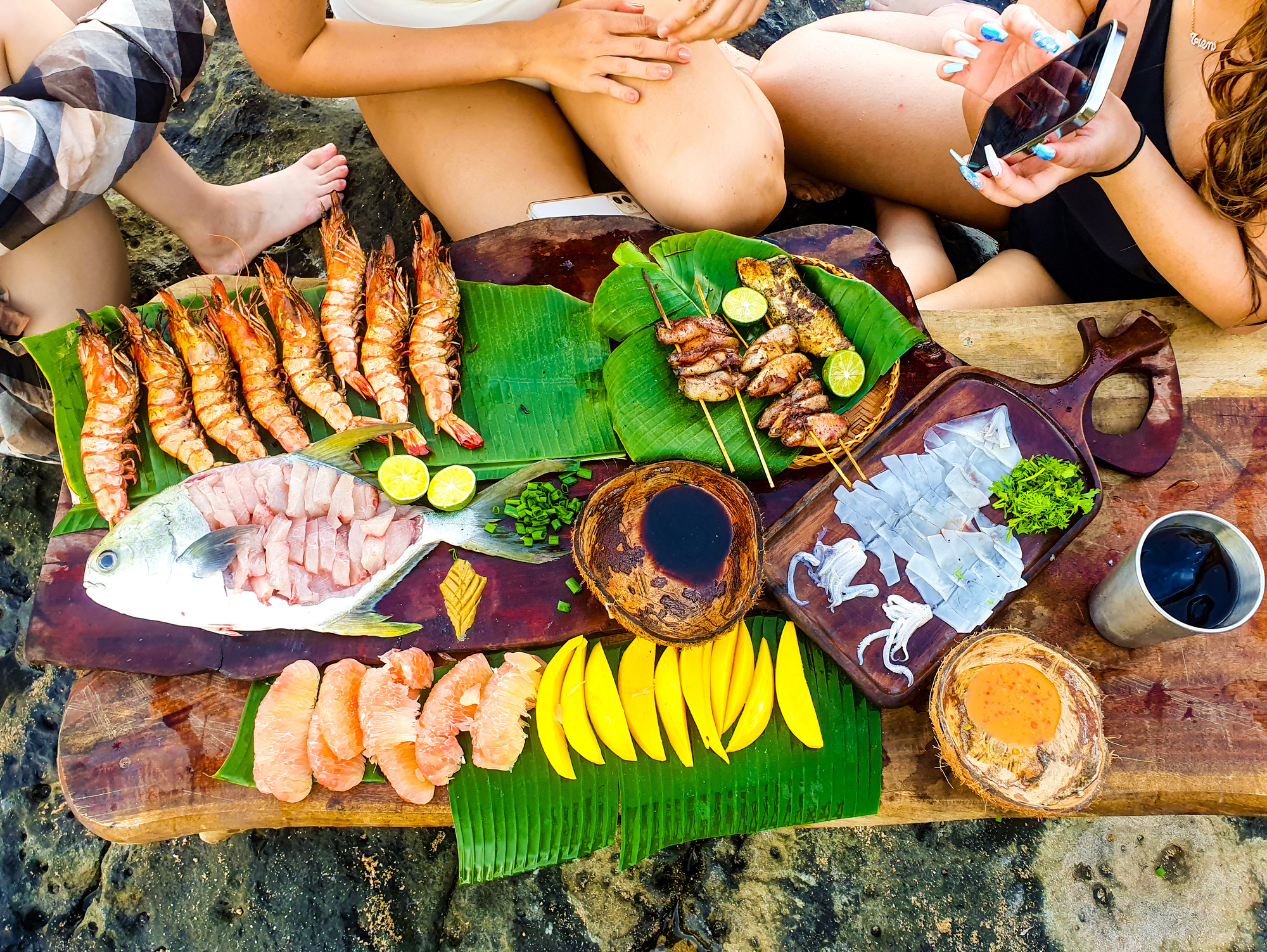 Ăn MÂM HẢI SẢN BẠC TRIỆU với giá 0 ĐỒNG - Nghe hoang đường nhưng anh chàng này sẽ bày cho bạn độc chiêu của dân du lịch bụi, vì một chuyến đi đẹp và không tốn kém! - Ảnh 12. Ăn MÂM HẢI SẢN BẠC TRIỆU với giá 0 ĐỒNG - Nghe hoang đường nhưng anh chàng này sẽ bày cho bạn độc chiêu của dân du lịch bụi, vì một chuyến đi đẹp và không tốn kém! - Ảnh 12.