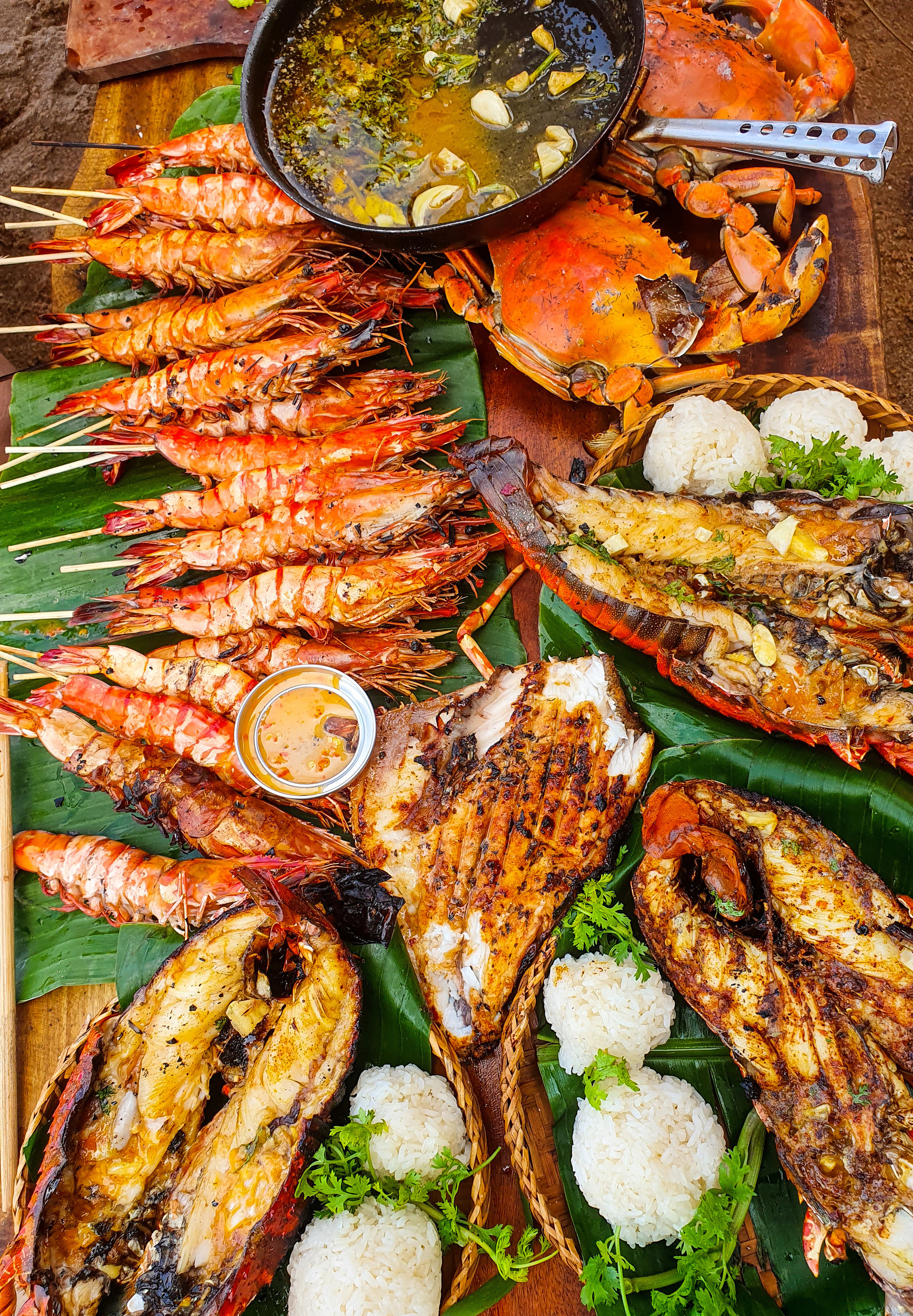 Ăn MÂM HẢI SẢN BẠC TRIỆU với giá 0 ĐỒNG - Nghe hoang đường nhưng anh chàng này sẽ bày cho bạn độc chiêu của dân du lịch bụi, vì một chuyến đi đẹp và không tốn kém! - Ảnh 4. Ăn MÂM HẢI SẢN BẠC TRIỆU với giá 0 ĐỒNG - Nghe hoang đường nhưng anh chàng này sẽ bày cho bạn độc chiêu của dân du lịch bụi, vì một chuyến đi đẹp và không tốn kém! - Ảnh 4.