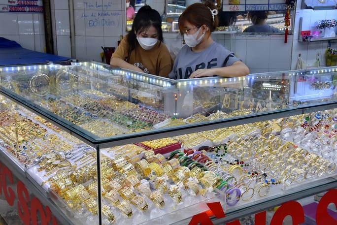 Giá vàng hôm nay 10-5: Ồ ạt lao xuống dốc - Ảnh 1. Giá vàng hôm nay 10-5: Ồ ạt lao xuống dốc - Ảnh 1.
